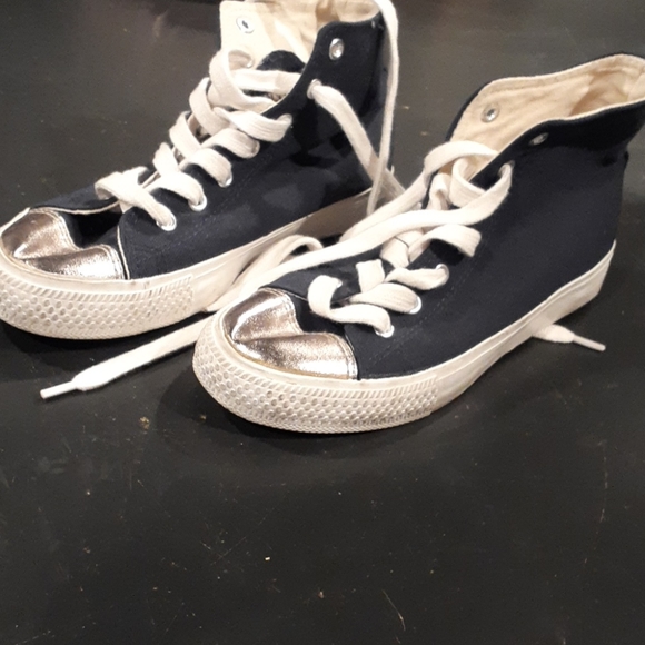 High Top Sneakers by FOREVER 21. SIZE 7 - Picture 3 of 8